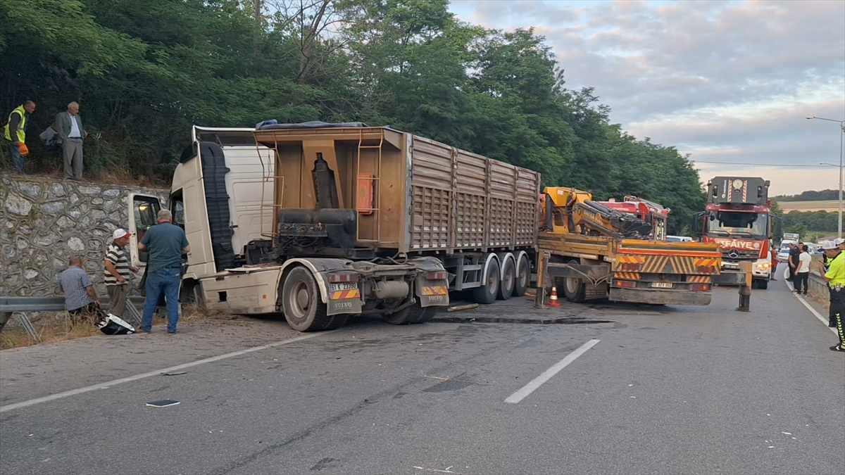 Samsun'da traktörden yola düşen tomruklar kazaya yol açtı. Geriden çarpan