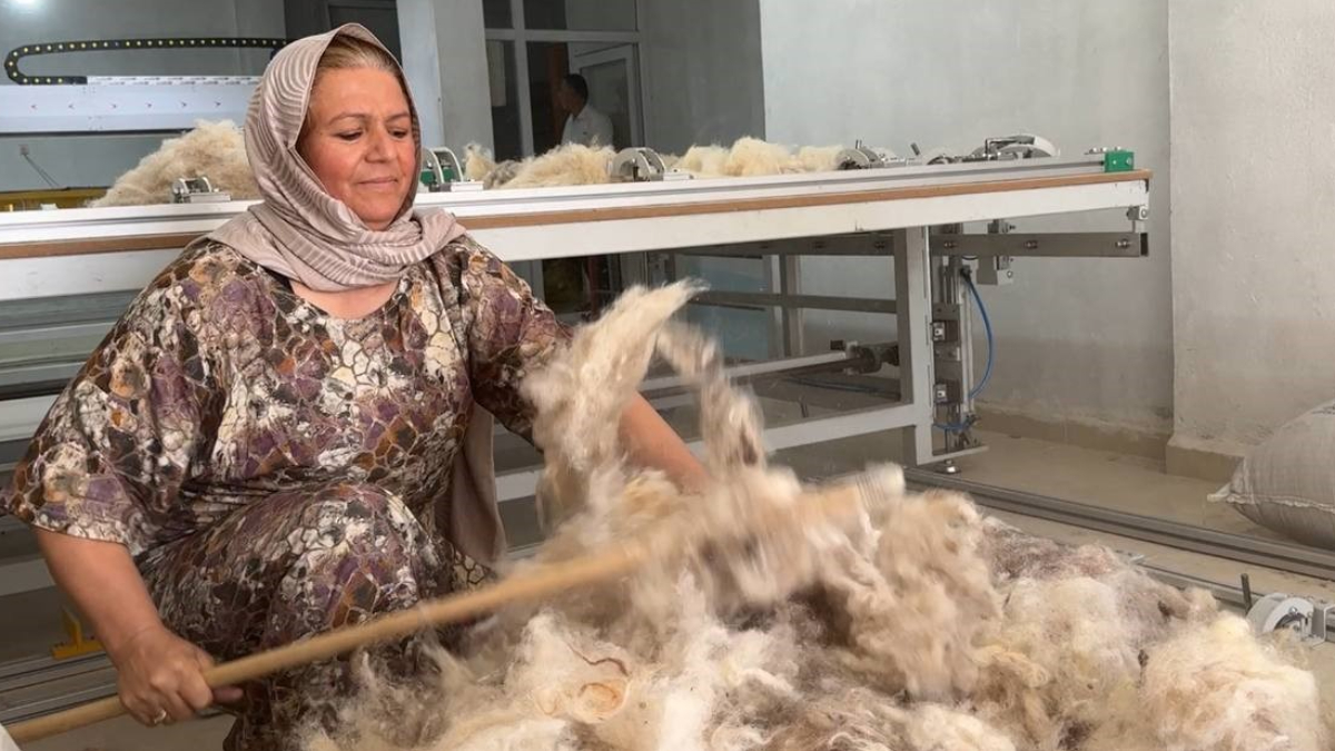 Konut iktisadına takviye sağlamak için bir makine ile dikişe başlayan