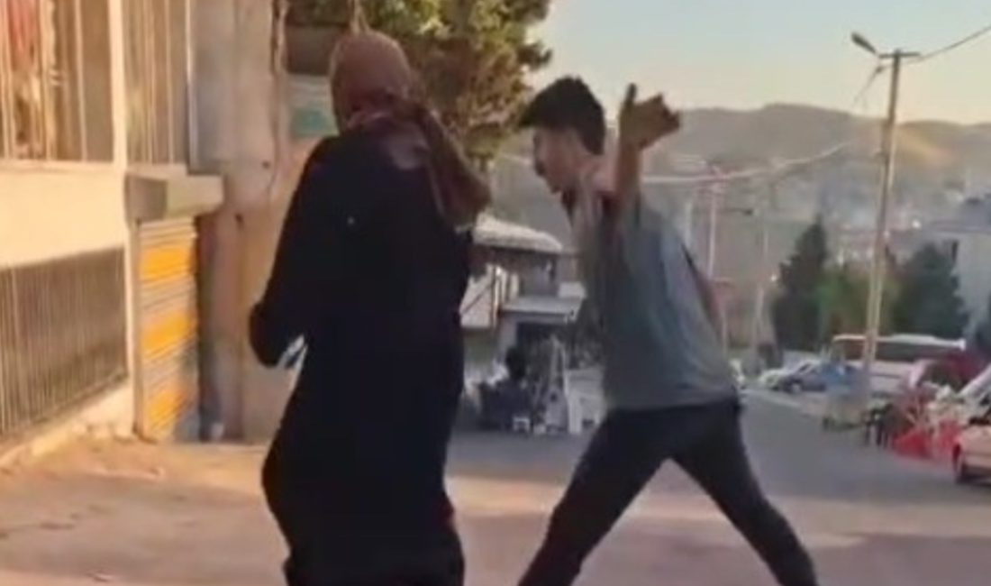 Sokak ortasında eşini darbeden şahıs, olaya reaksiyon gösteren bir şoföre
