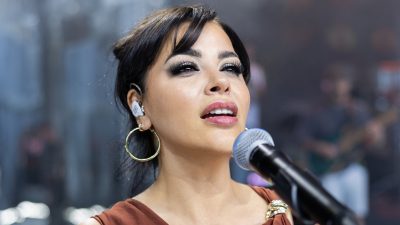 Nevşehirli  hayranlarıyla bir ortaya gelen Zara, sahnede geçirdiği kalp