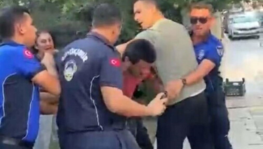 İzmir'in Konak ilçesinde zabıta takımları, bir seyyar satıcıyı dövüp yüzüne