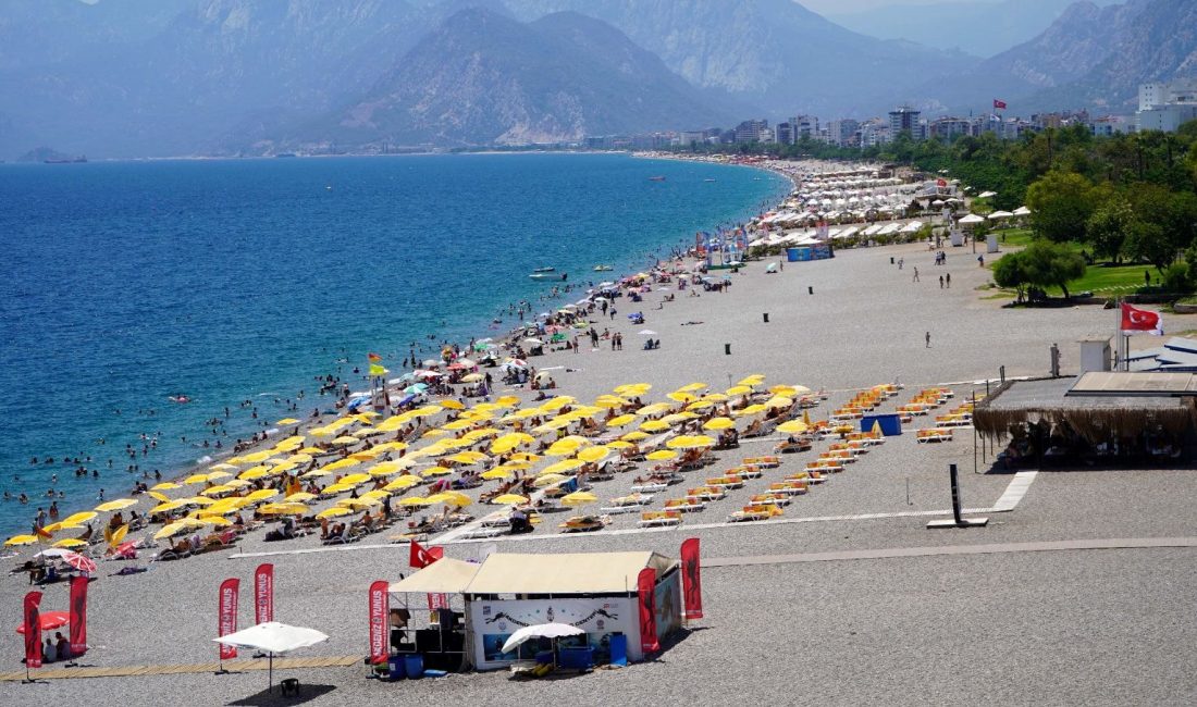 Meteorolojinin sıcaklık ihtarlarının akabinde Antalya'da gölgede sıcaklık 34 derece oldu.
