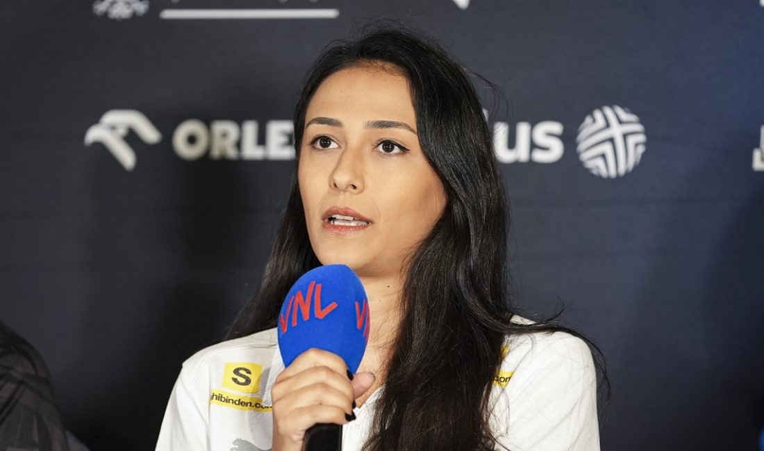 A Ulusal Bayan Voleybol Ekibi Kaptanı Simge Aköz, "Sahada elimizden