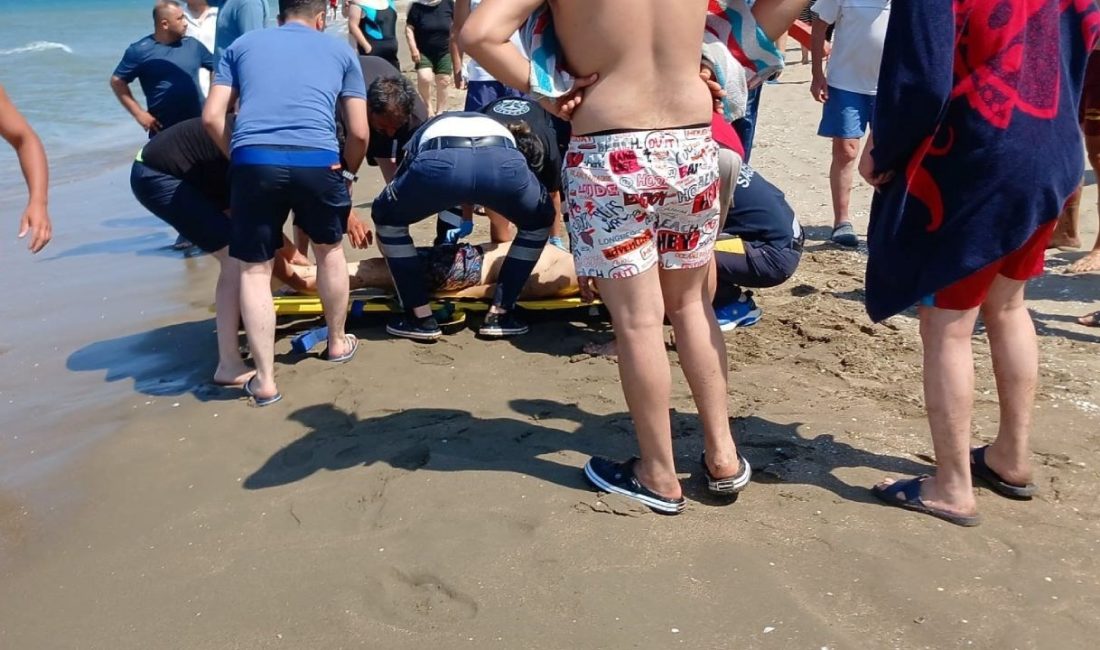 Kastamonu'dan tatil için geldikleri Sinop'ta serinlemek için denize giren iki
