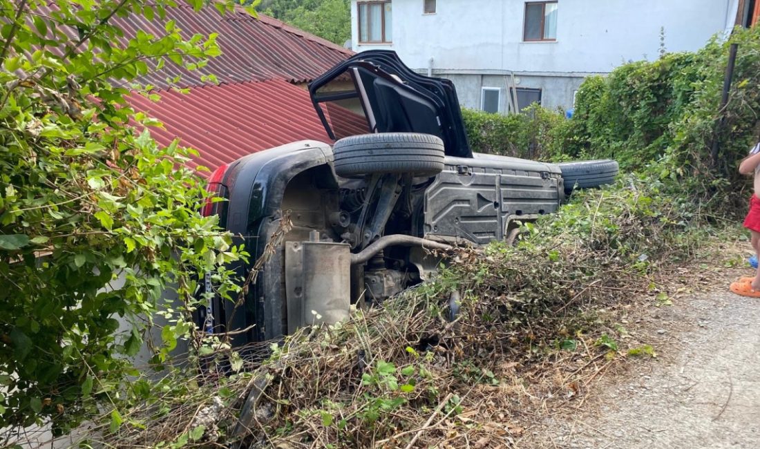 Ayancık ilçesinde yabancı plakalı bir araba, el freni çekilmeyince meskenin