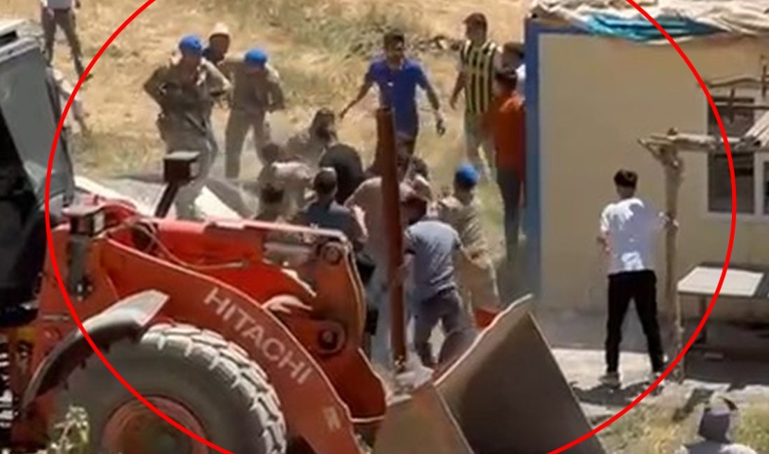 Beytüşşebap ilçesinde yol imal çalışmaları kapsamında kurulan şantiye alanında köylülerle