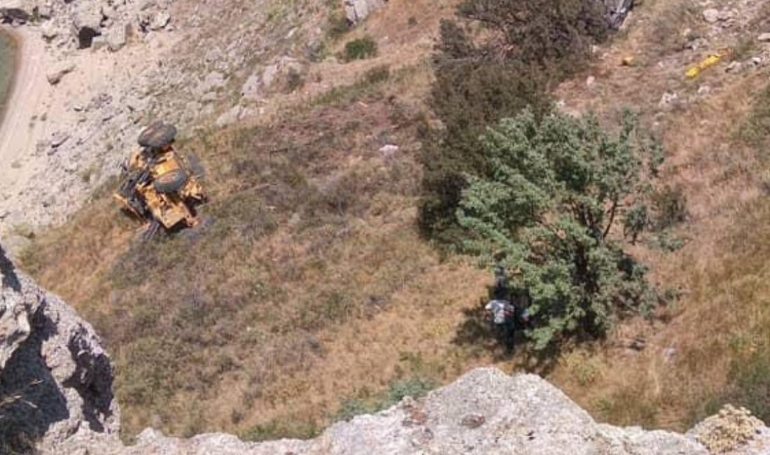 Zara ilçesinde arazi toplulaştırması yapıldığı sırada el freni çekilmeyen greyder,