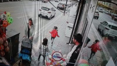 Sivas'ta, iş yerinin önündeki kaldırıma çizdiği seksek oyun ile gencinden
