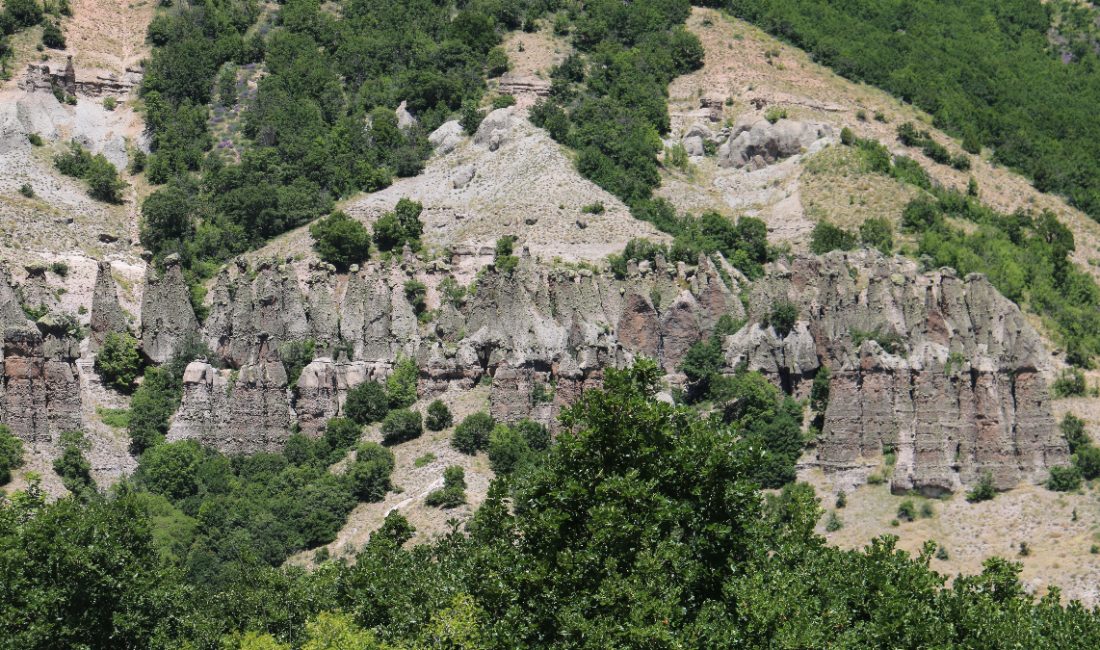 Sivas'ta bulunan, peri bacalarına benzerliği ve öyküsüyle dikkati çeken kayalıklar,