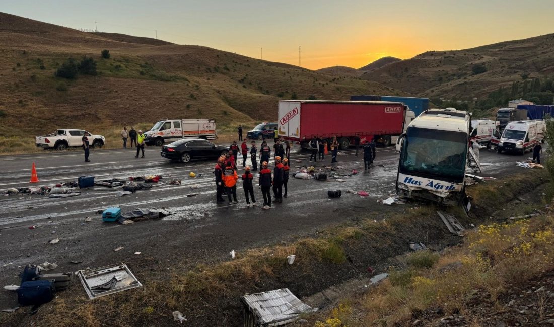 Sivas'ın İmranlı ilçesinde yolcu otobüsünün devrilmesi sonucu 4 kişinin ömrünü yitirdiği