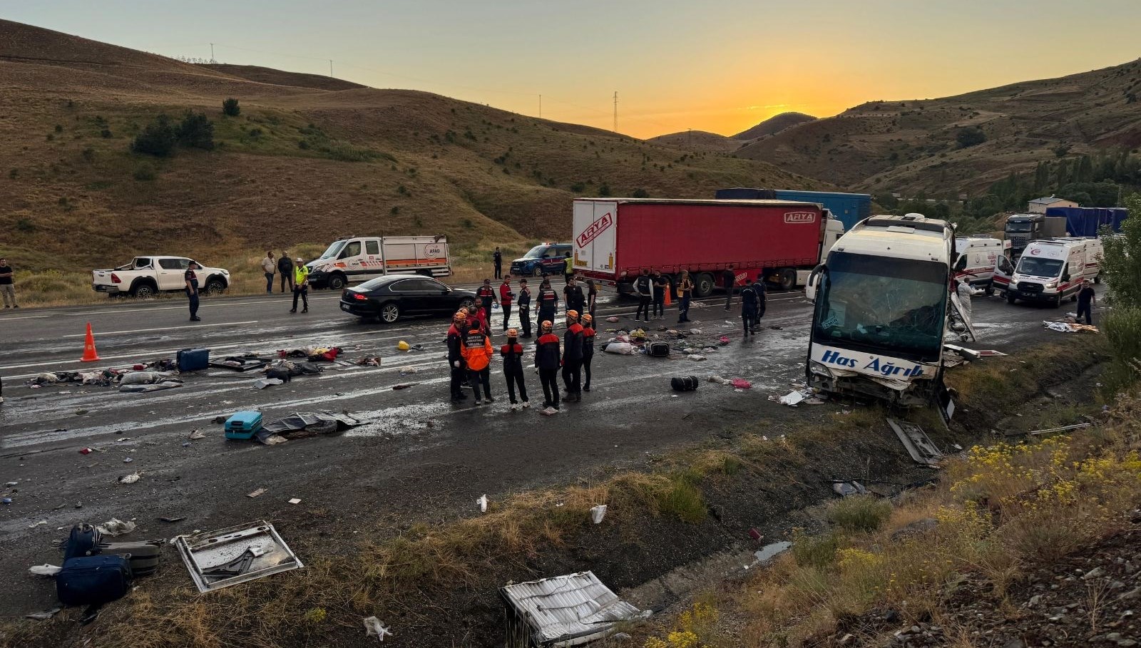 Sivas'ın İmranlı ilçesinde yolcu otobüsünün devrilmesi sonucu 4 kişinin ömrünü yitirdiği