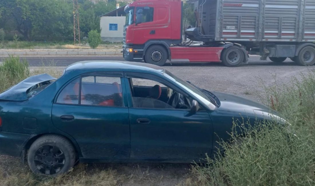 Tır ile arabanın karıştığı kazada yaralanan 2 kişi, ambulansla Gürün