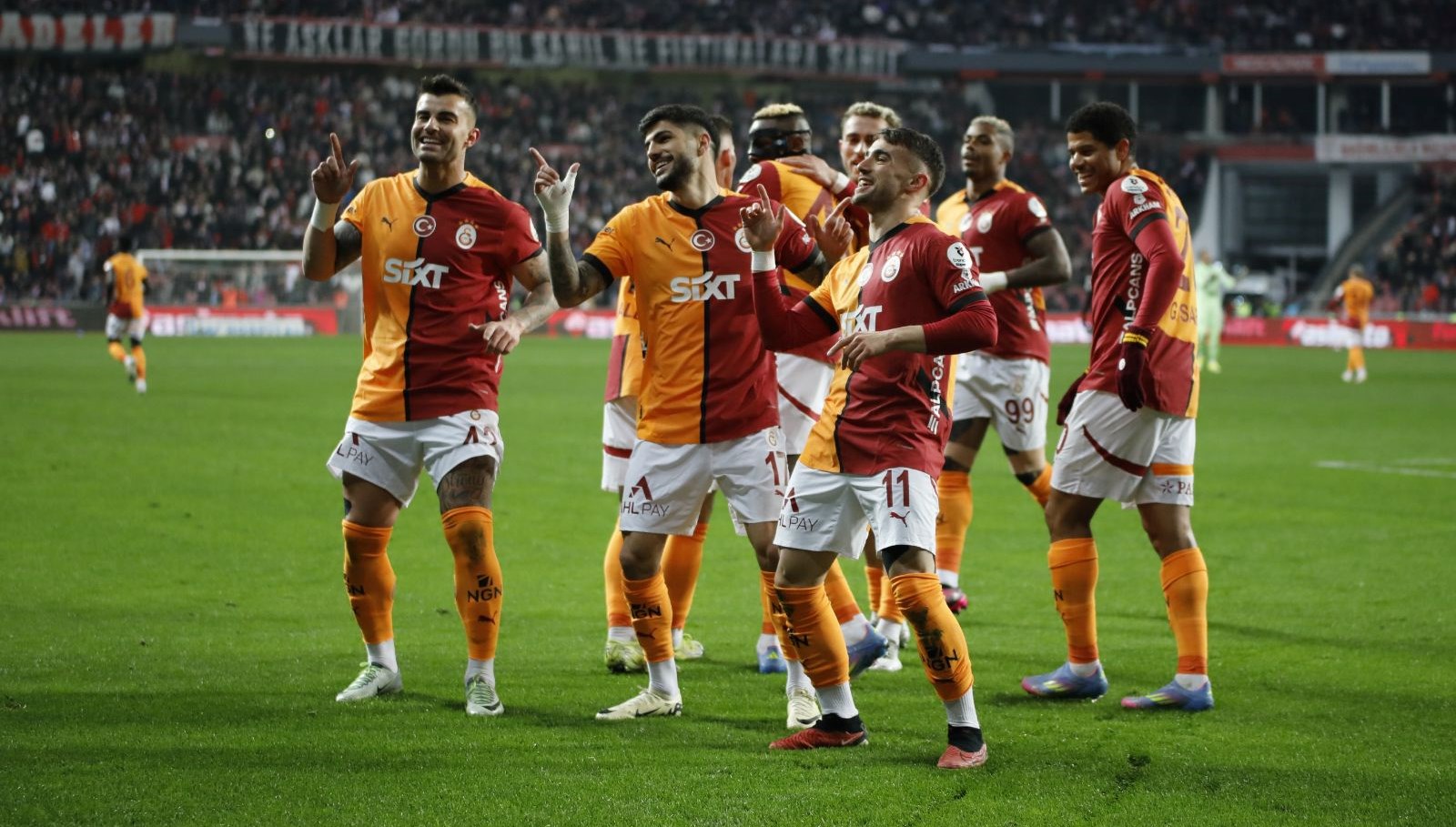 Galatasaray'ın ulusal futbolcusu Yunus Akgün'ün mukavelesinde çıkan sorun sonucu transfer