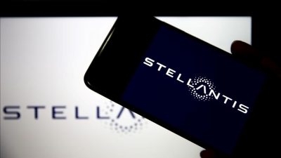 Stellantis, karbon emisyonları nedeniyle AB tarafından kesilen cezalar nedeniyle fabrikalarını