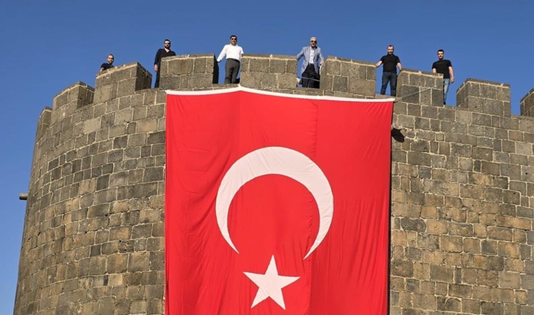 Diyarbakır Surları'nda dalgalanan Türk bayrağı, 'Terörsüz Türkiye' vizyonunun güçlü bir