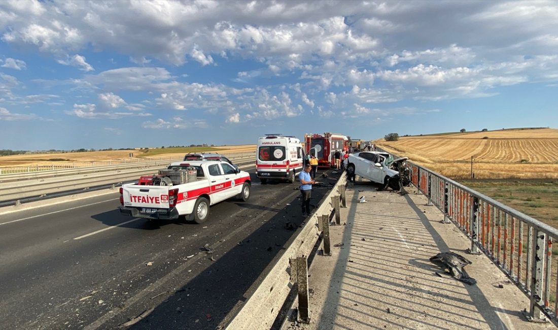 Tekirdağ'da kamyona arttan çarparak bariyerlere savrulan arabanın şoförü ömrünü yitirdi.