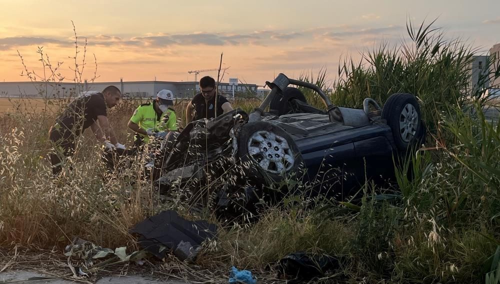 Tekirdağ'ın Ergene ilçesinde, arabanın menfeze çarparak devrildiği kazada 2 kişi