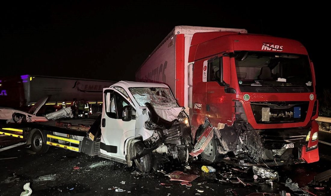Tarsus-Adana-Gaziantep (TAG) Otoyolu'nda bir tır, gece yarısı yol kenarındaki 3