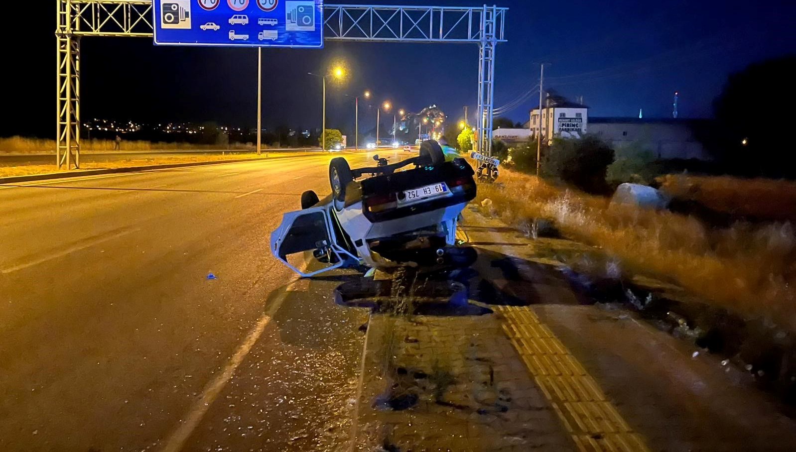 Çorum’un Osmancık ilçesinde bir araba TIR'ın sıkıştırması sonucunda takla attı.