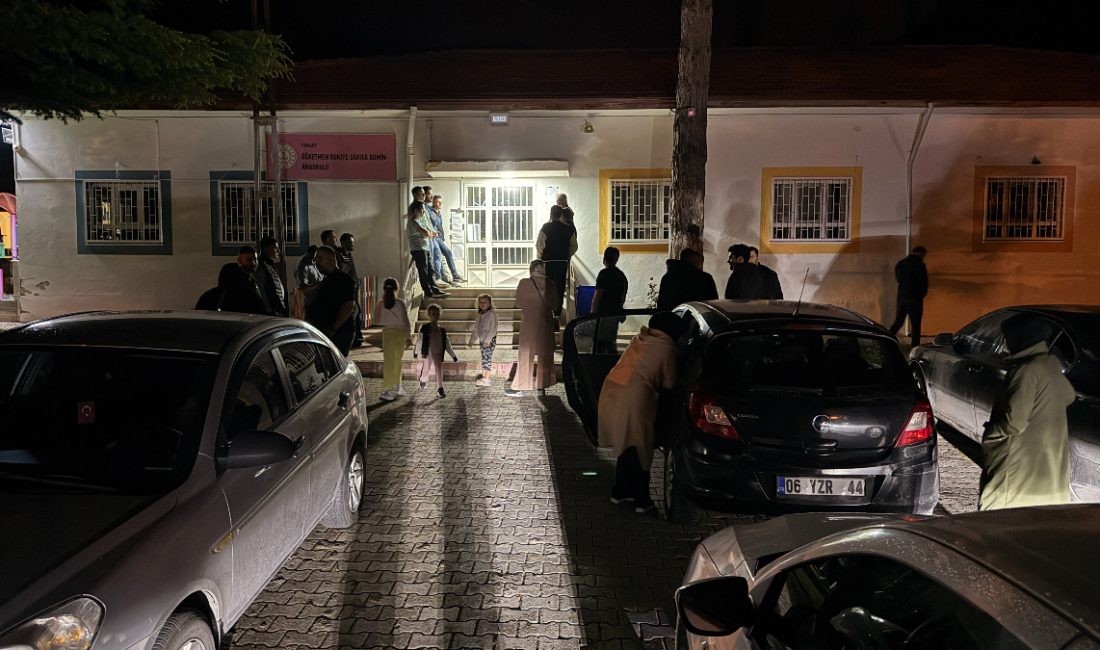 Kent merkezinde bulunan bir anaokuluna çocuklarını kaydettirmek isteyen veliler, sabah