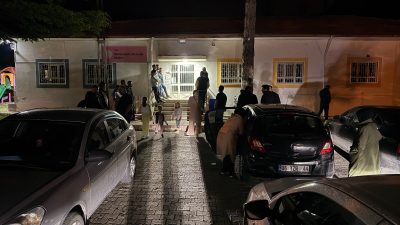 Kent merkezinde bulunan bir anaokuluna çocuklarını kaydettirmek isteyen veliler, sabah