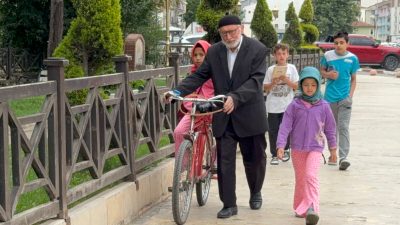 Tokat’ta yaşayan emekli din vazifelisi Yavuz Kaya, torunları Hafsa Sultan