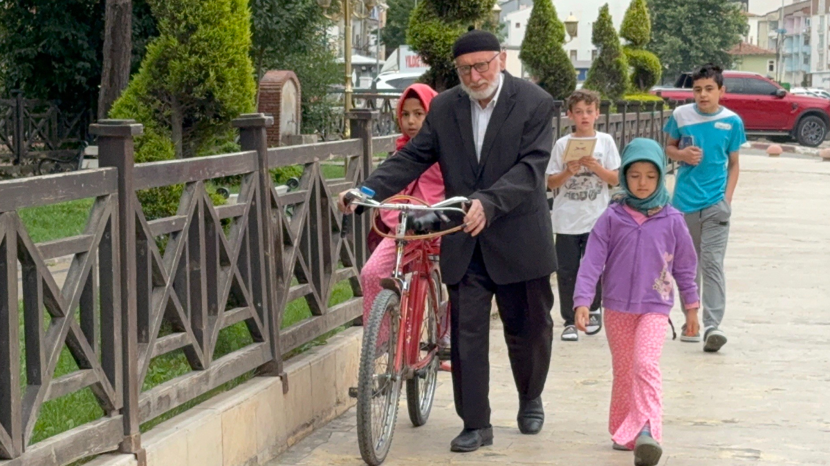 Tokat’ta yaşayan emekli din vazifelisi Yavuz Kaya, torunları Hafsa Sultan
