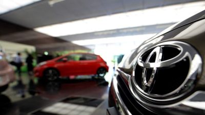 Toyota akaryakıtlı SUV üretimini artırmak için plug-in araç planlarını erteledi.