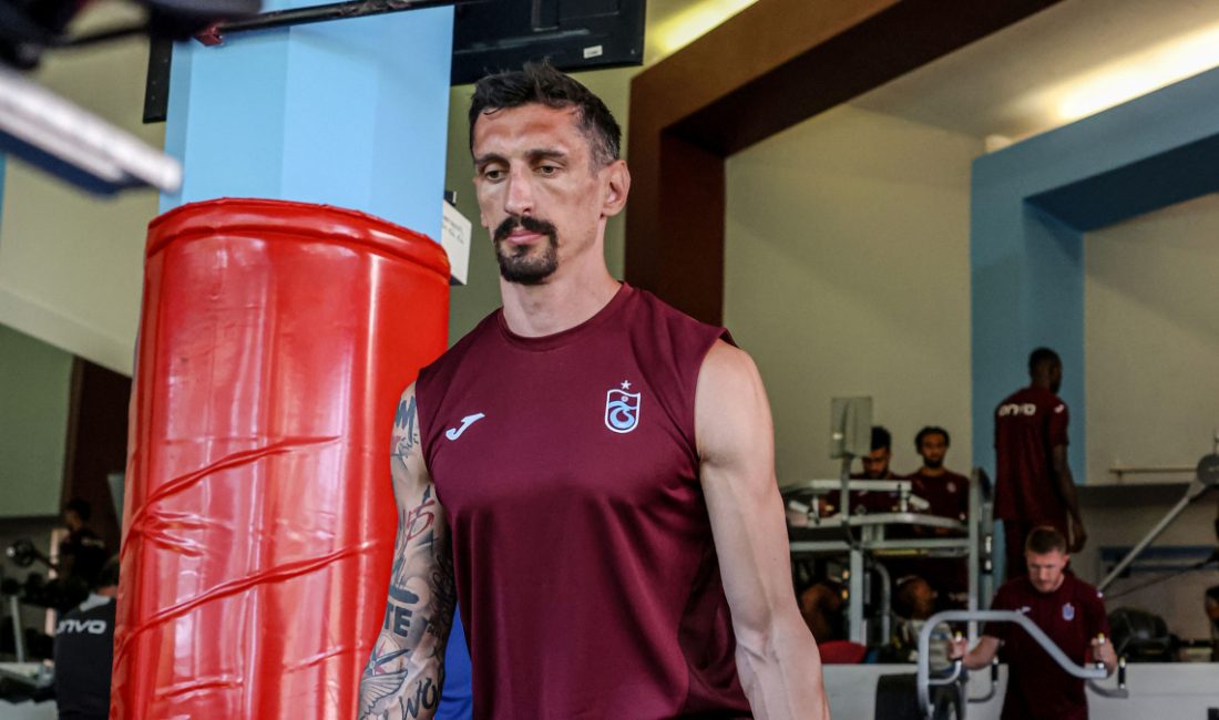 Fatih Tekke idaresindeki Trabzonspor, yeni dönem hazırlıklarını sabah egzersiziyle sürdürdü.