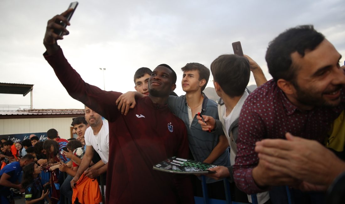 Erzurum'da, ikinci etap kamp çalışmalarına devam eden Trabzonsporlu futbolcular, yağmurlu