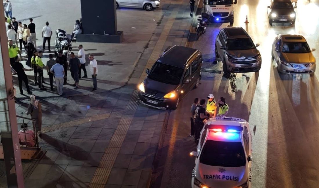 Ankara'da 4 kişinin yaralandığı trafik kazası sonrası taraflar birbirine girdi.