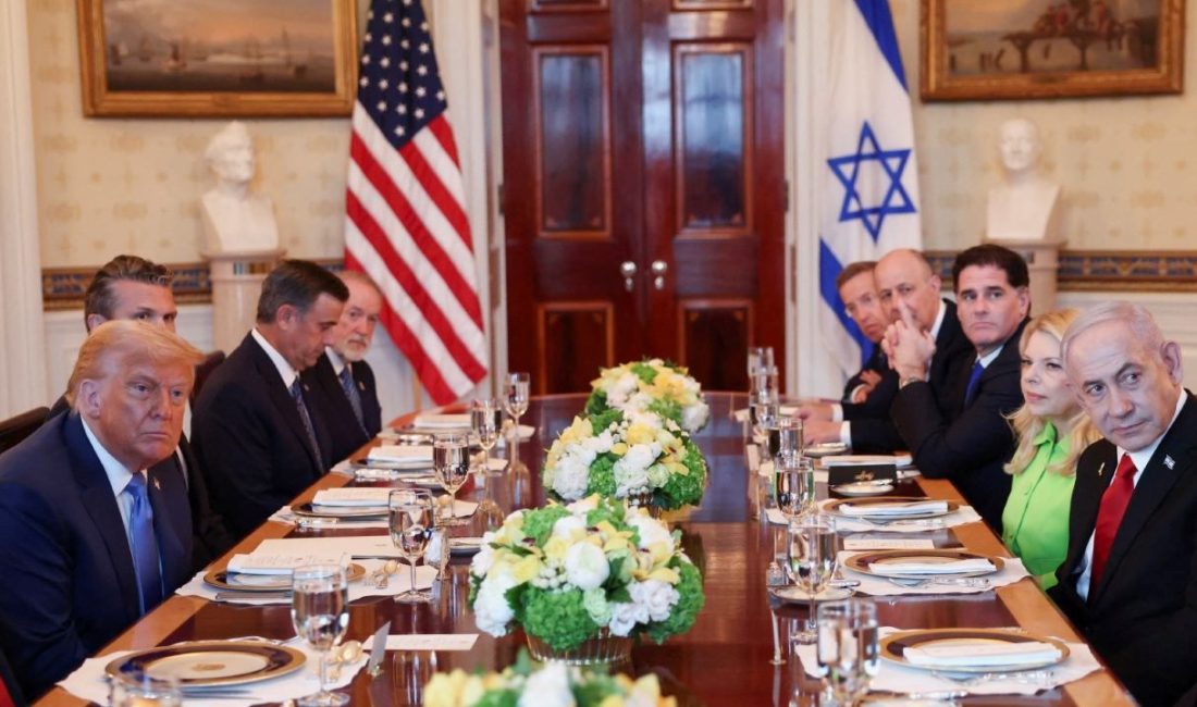 Donald Trump ve Binyamin Netanyahu, Beyaz Saray'da bir ortaya geldi.