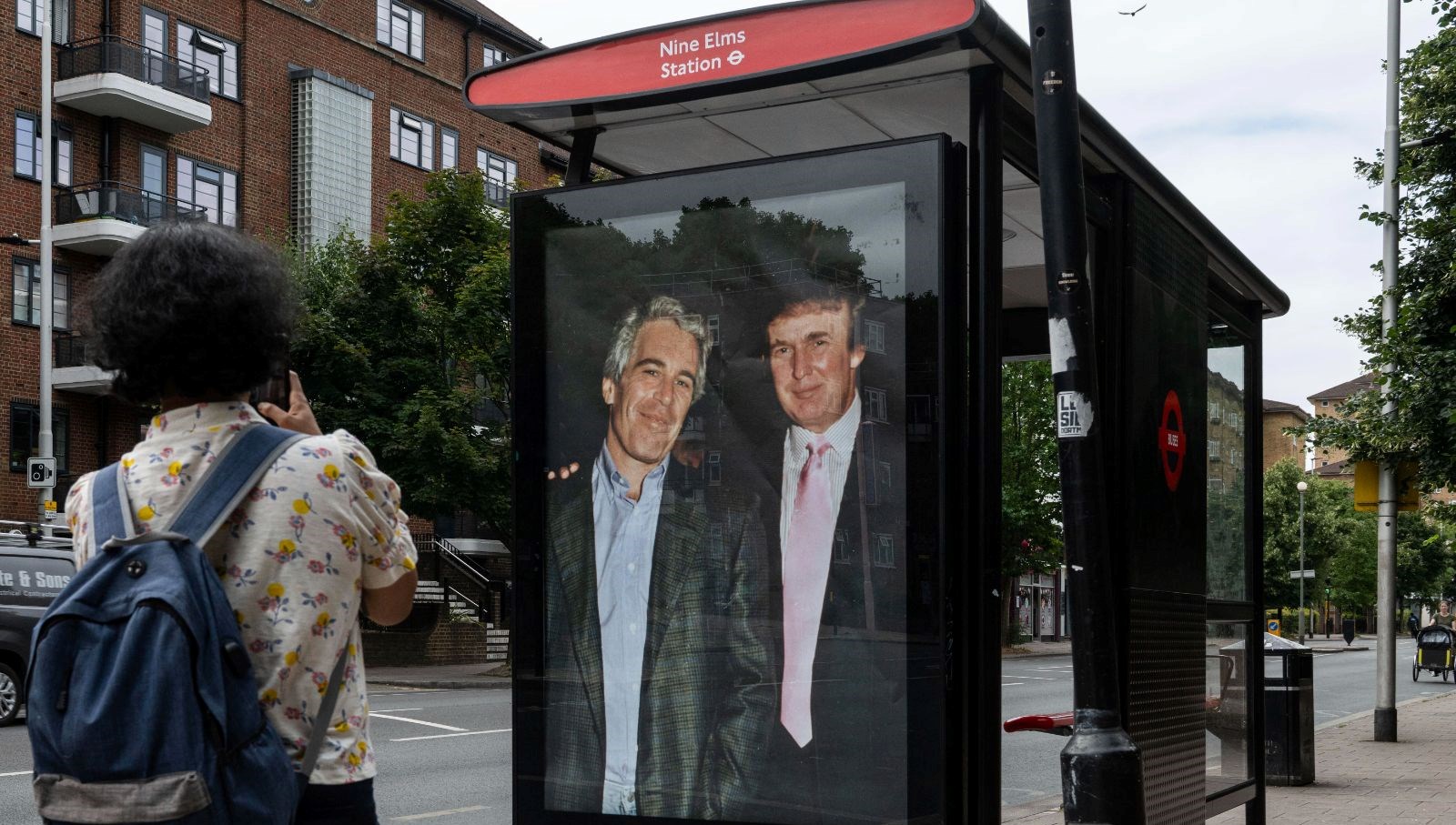 Çocuk istismarı hatalısı Epstein ile Trump'ın bağlarını ortaya çıkaran Wall