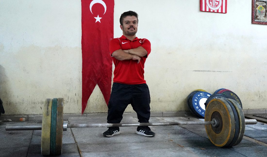 Antalya'da yaşayan 1,35 metre uzunluğundaki bedensel engelli halterci Serkan Çakmaz,