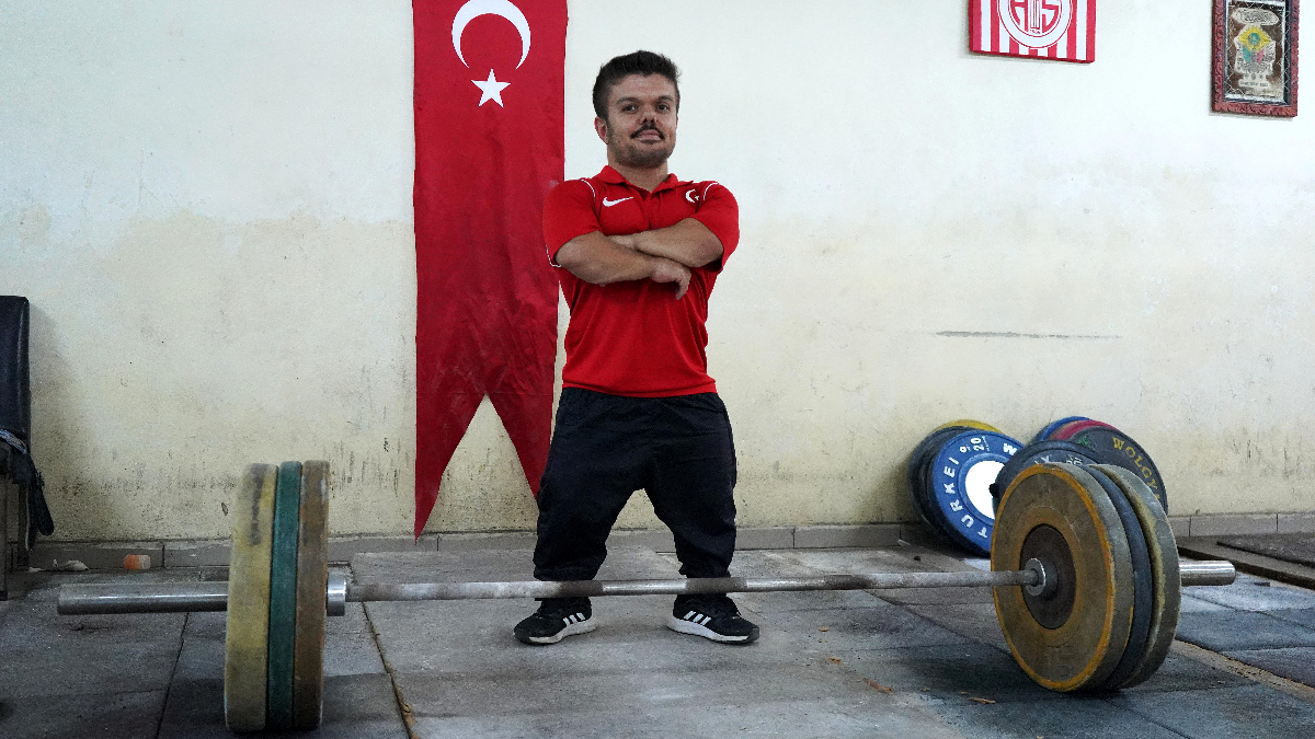 Antalya'da yaşayan 1,35 metre uzunluğundaki bedensel engelli halterci Serkan Çakmaz,