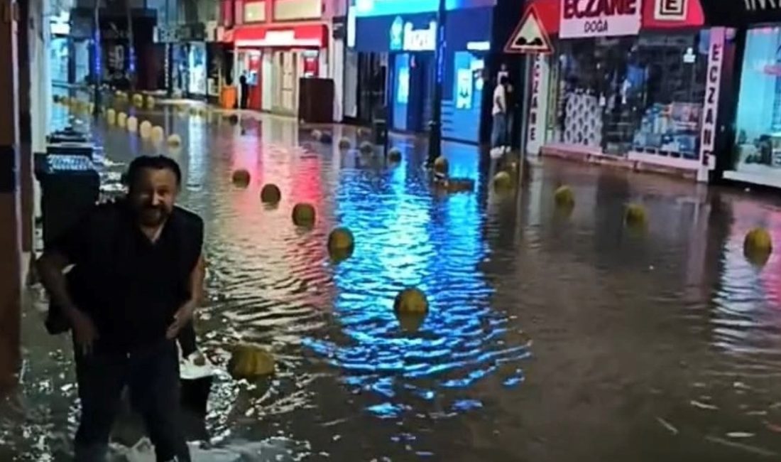 Ordu'nun Fatsa ilçesinde tesirli olan sağanak nedeniyle cadde ve sokaklar
