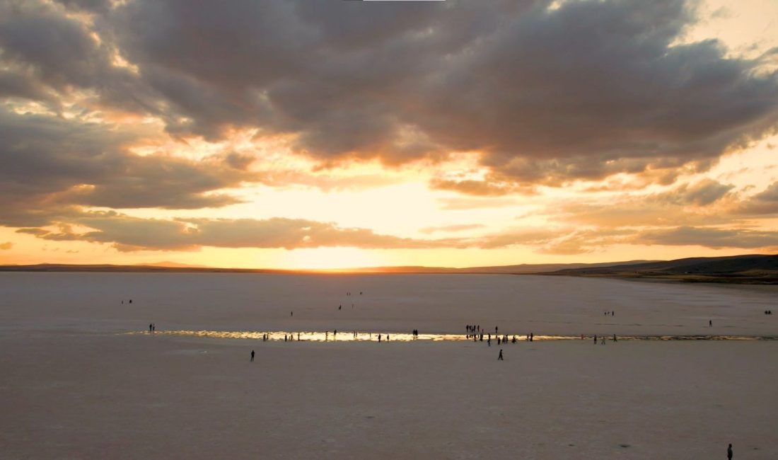 Türkiye'nin etkileyici doğal zenginliklerinden biri olan Tuz Gölü, gün batımıyla