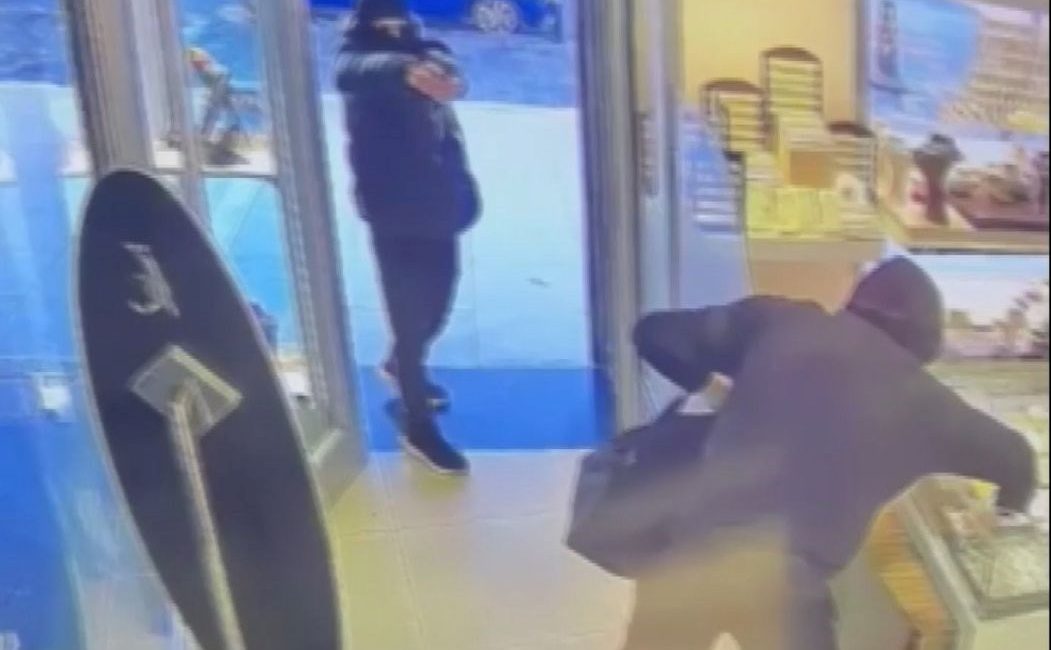 İstanbul Ümraniye'de maskeli ve silahlı 5 kişi, kuyumcu soymaya çalıştı.