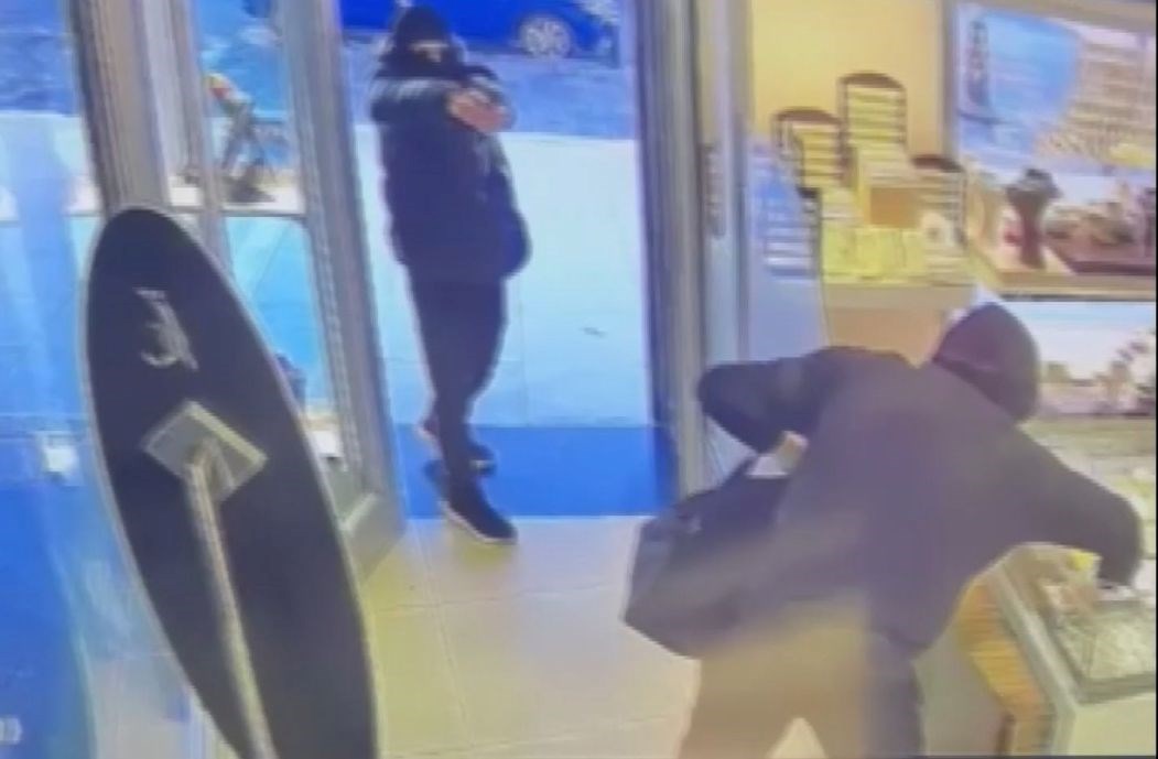 İstanbul Ümraniye'de maskeli ve silahlı 5 kişi, kuyumcu soymaya çalıştı.