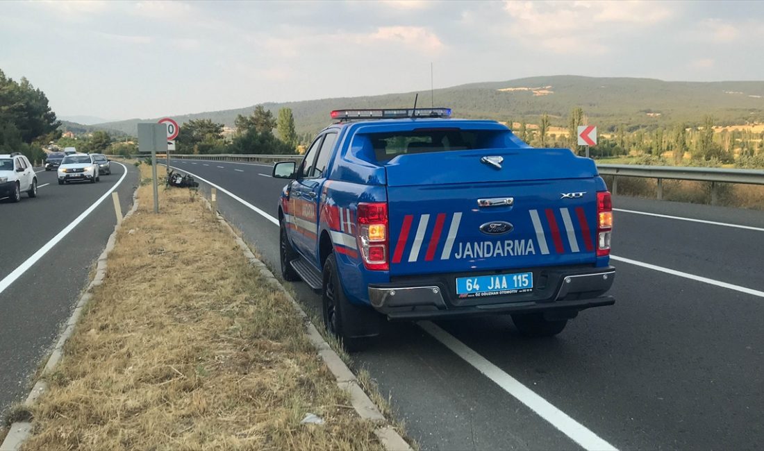 Uşak'ta refüje çarpan motosikletin şoförü ömrünü yitirdi, 1 kişi de