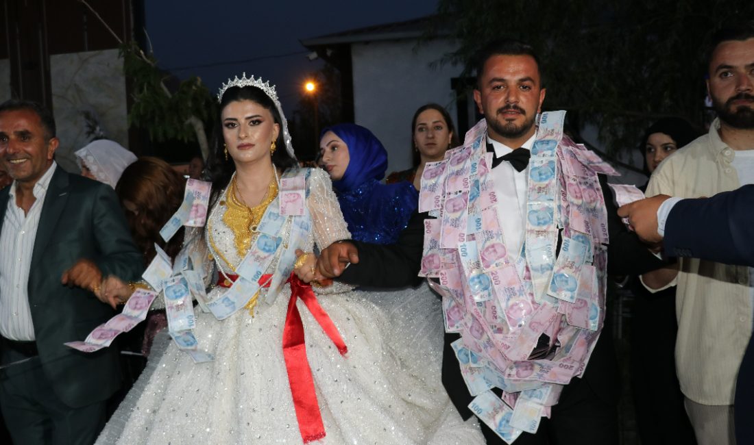 Van'da düzenlenen bir aşiret düğününde, 5 saat süren takı merasiminde