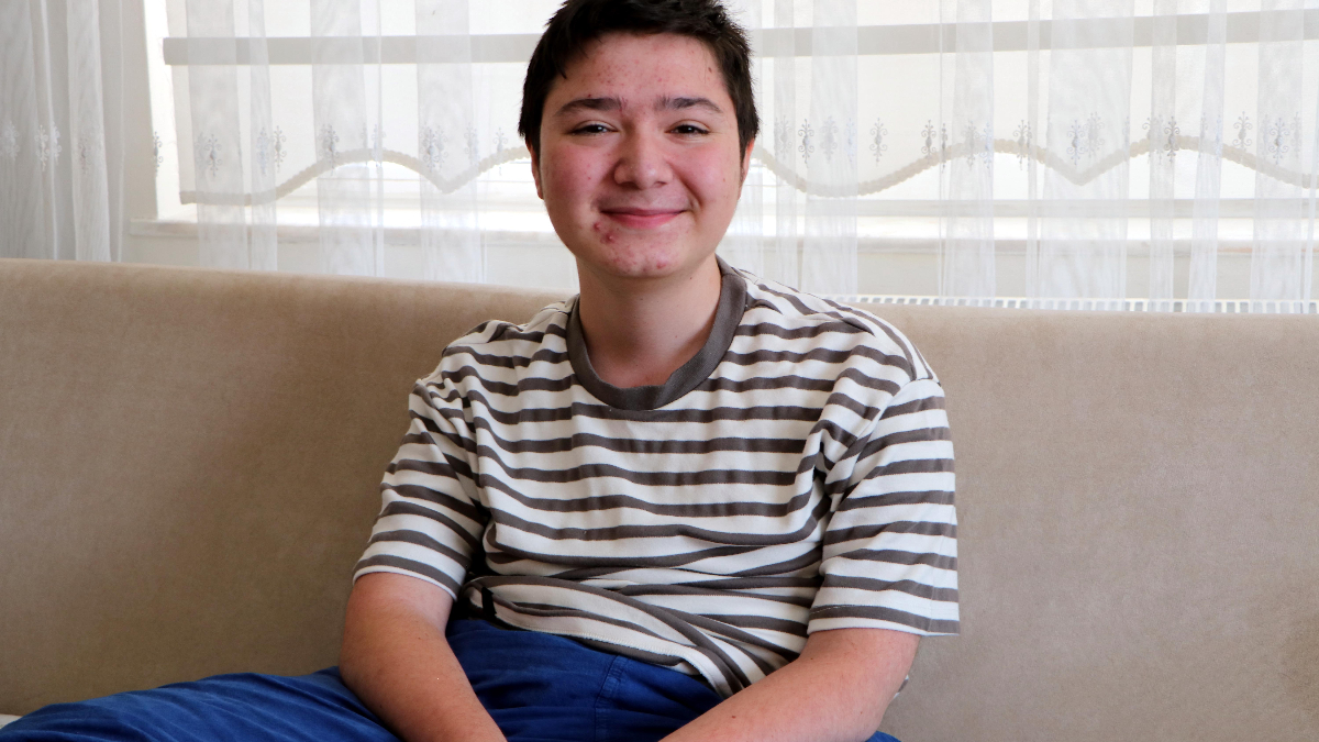 Doğuştan Duchenne Kas Distrofisi hastası 18 yaşındaki Halil İbrahim İriş,