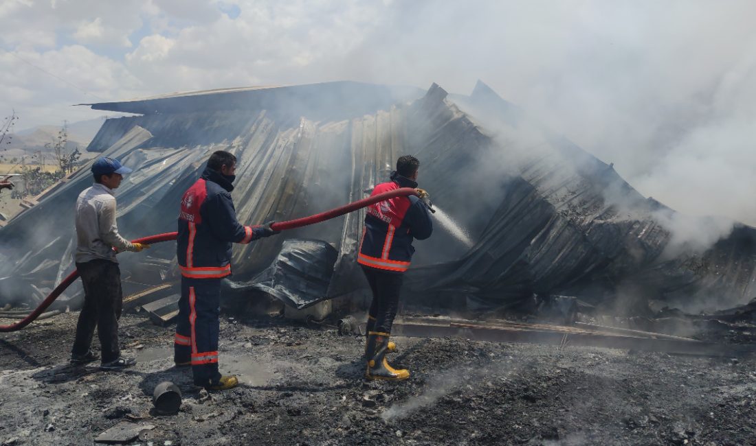 Kentte, Hurdacılar Sitesi'nde çıkan yangın, kısa müddette büyüyerek panik yarattı.