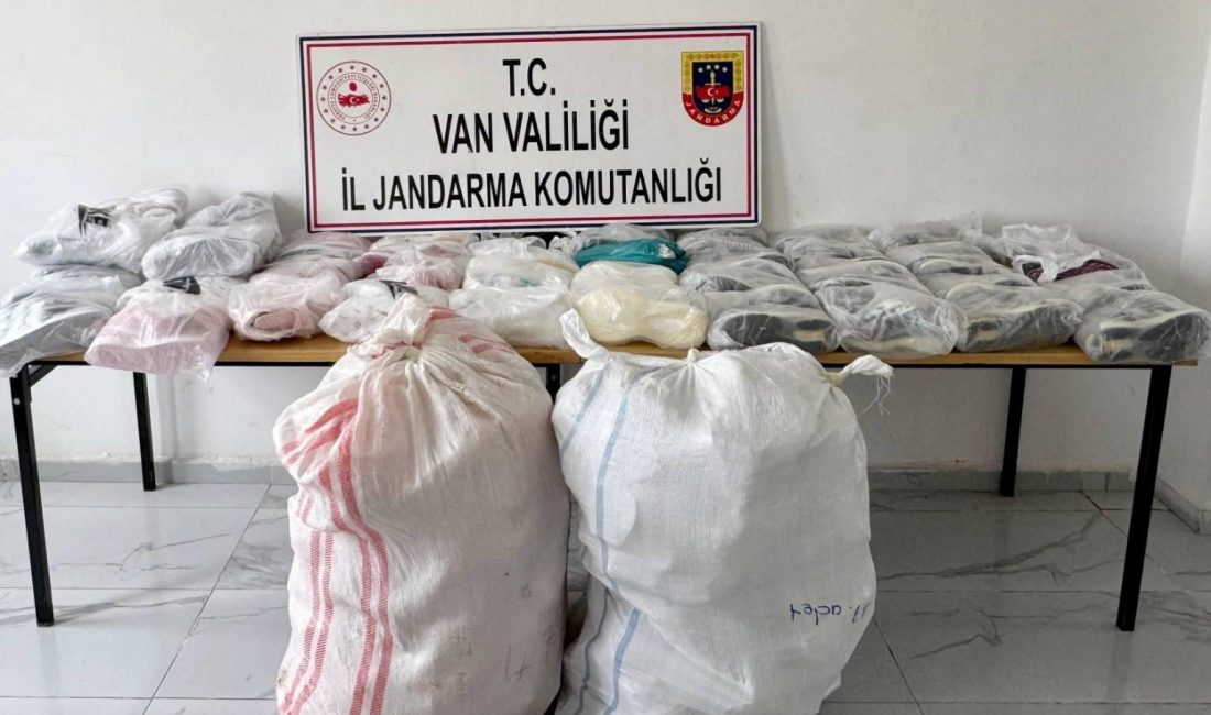 Van'da jandarma takımlarınca düzenlenen kaçakçılık operasyonlarında 28 kuşkulu gözaltına alındı.