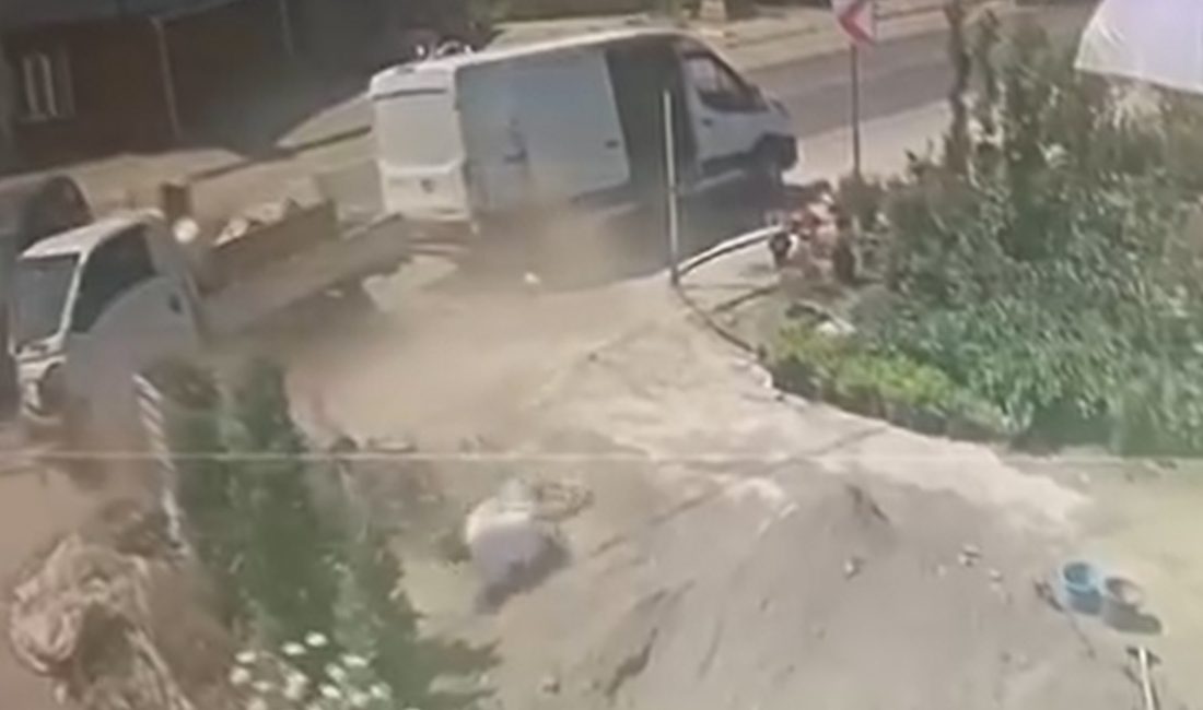 Yalova'da 4 aracın karıştığı trafik kazası ve yol kenarında çalışan