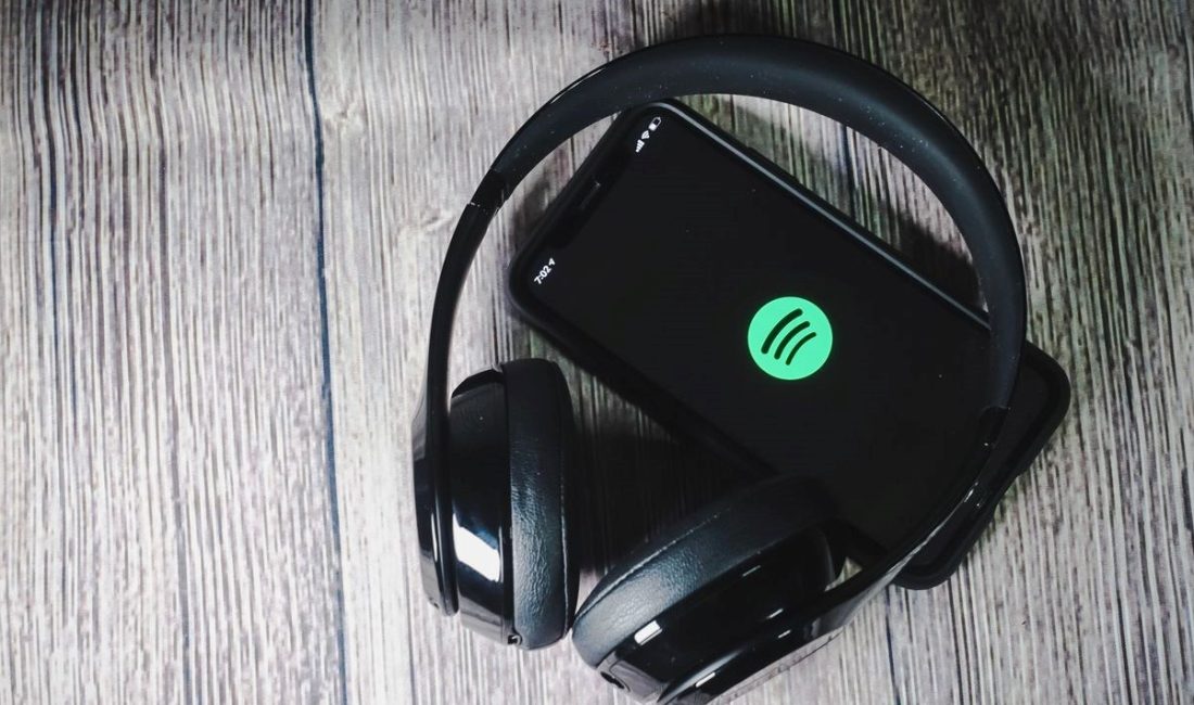 Spotify, hayatını kaybeden sanatkarların hesaplarından yapay zeka ile üretilmiş müzikler