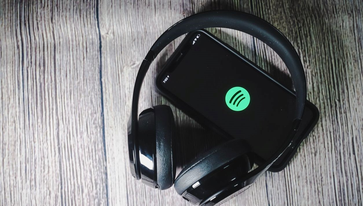 Spotify, hayatını kaybeden sanatkarların hesaplarından yapay zeka ile üretilmiş müzikler