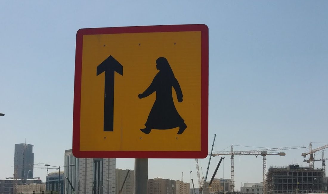 Katar’da trafik güvenliğini artırmak maksadıyla hazırlanan yeni jenerasyon ihtar levhaları,