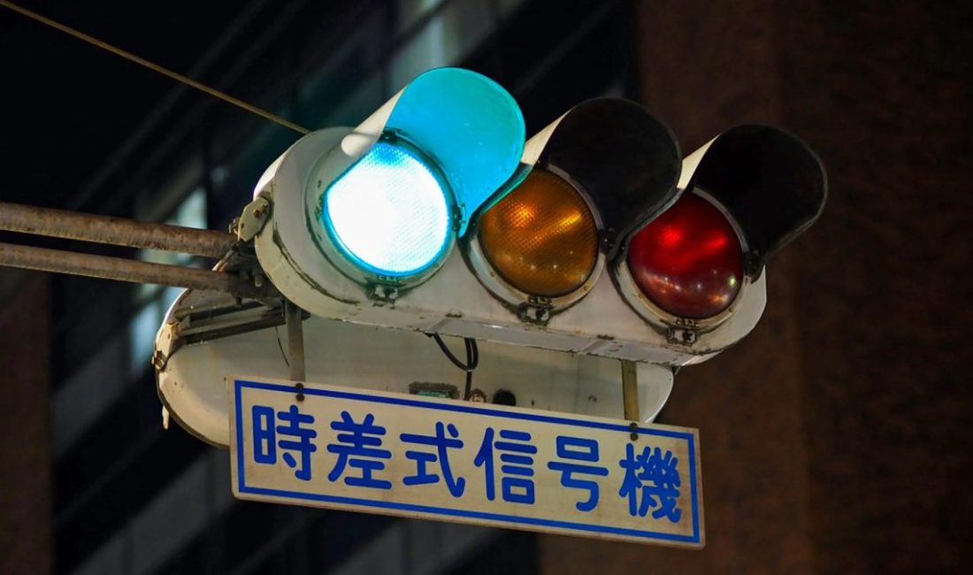 Pek çok ülkede trafik ışıkları alıştığımız üzereyken Japonya’da bu durum
