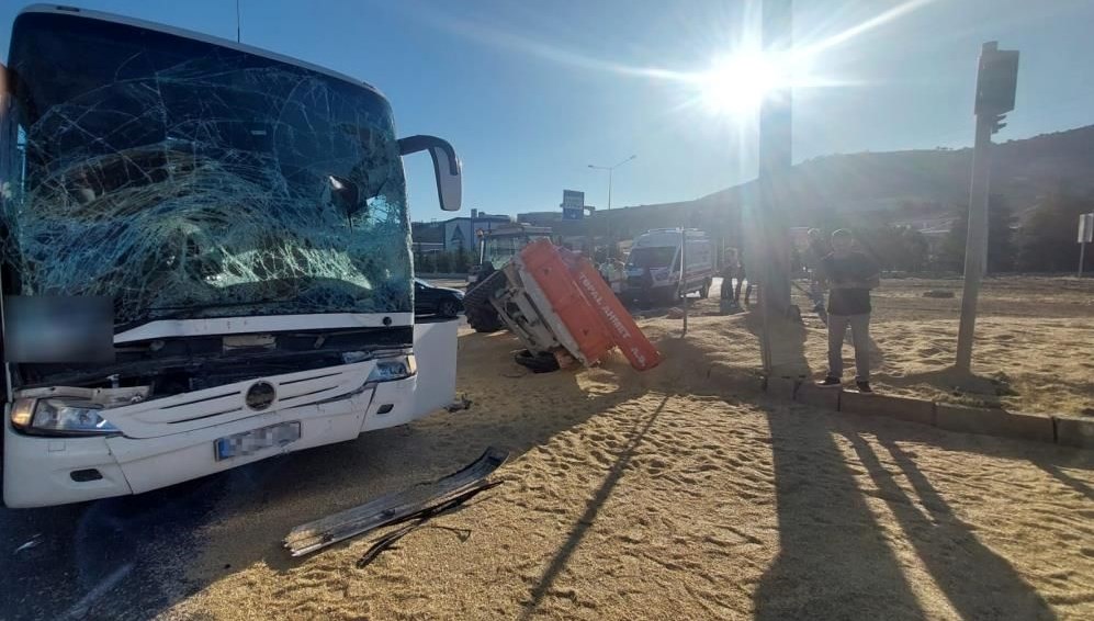 Kırıkkale'de yolcu otobüsü ile traktörün çarpışması sonucu 4 kişi yaralandı.